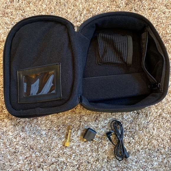 Bose noise canceling headphones case - Picture 2 of 7